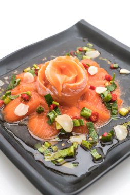 taze somon çiğ baharatlı salata