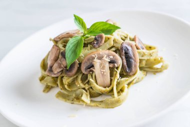 Mantarlı ıspanak fettuccine