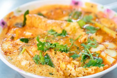 omlet baharatlı çorba (tom yum)