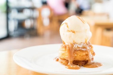 vanilyalı dondurma ve karamel soslu çıtır börek