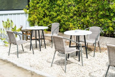 Boş masa ve sandalye 