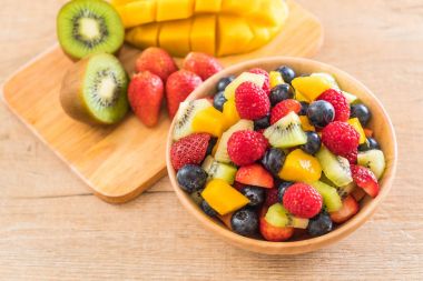karışık taze meyve (çilek, ahududu, yaban mersini, kivi, mang