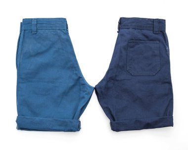 beyaz üzerine kısa pantolon