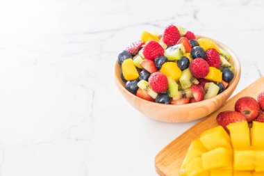 karışık taze meyve (çilek, ahududu, yaban mersini, kivi, mang
