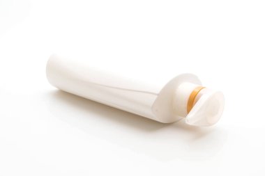 şampuan şişesi üzerinde beyaz izole 