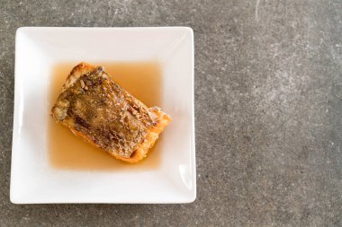 Kızarmış balığı balık balık sosu ile