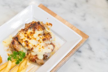 tavuk ve domuz eti biftek