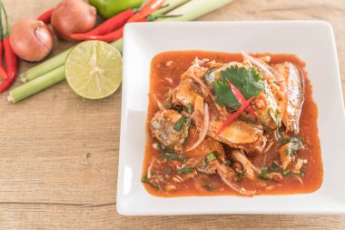 Baharatlı uskumru salatası