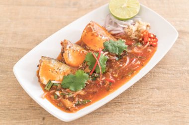 Baharatlı uskumru salatası