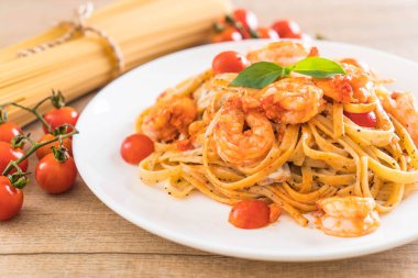 Spagetti karides, domates, fesleğen ve peynir ile 