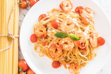 Spagetti karides, domates, fesleğen ve peynir ile 