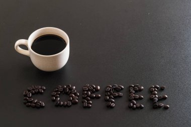 Kahve fincanı ve fasulye