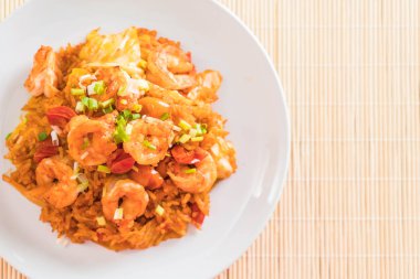Kore baharatlı sos ve karides kızarmış pilav
