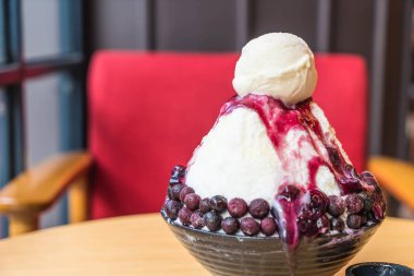 buz tıraş yaban mersini ve vanilyalı dondurma ile