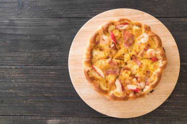 Ev yapımı hawaiian deniz ürünleri pizza