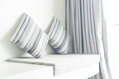 Oturma odasında kanepe dekorasyon güzel yastık 