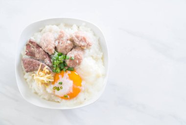 domuz eti ve yumurta ile pirinç lapası