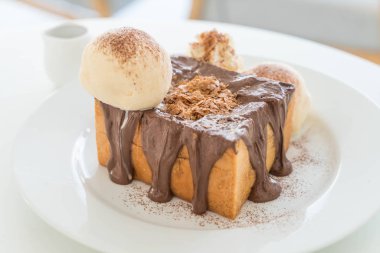 Bal tost vanilyalı dondurma ve çikolata ile