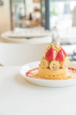sıcak kek krem, çilek, muz ve tanımlama bilgisi ile harap 