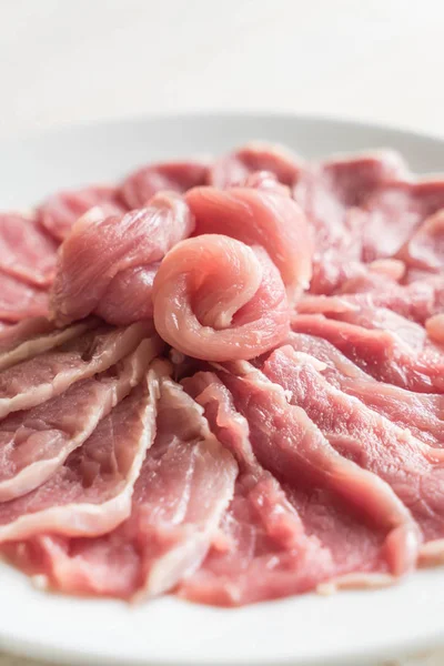 나무에 신선한 슬라이스 돼지고기 — 스톡 사진