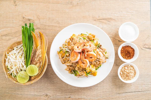 Macarrão frito tailandês "Pad Thai" com camarões — Fotografia de Stock