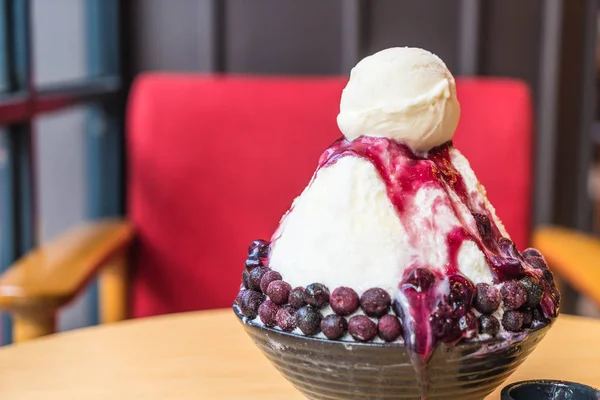 Afeitado con arándanos y helado de vainilla — Foto de Stock