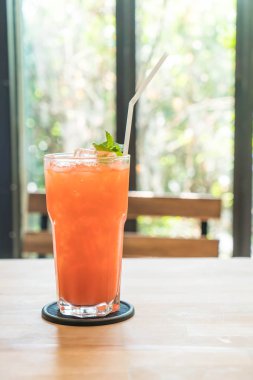 buzlu çilek ve portakal suyu