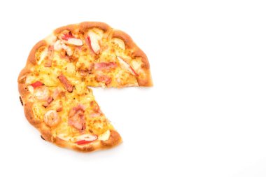 Beyaz arka plan üzerinde izole hawaiian deniz ürünleri pizza 