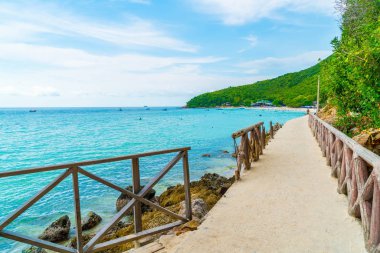 Güzel tropikal beach Koh Larne Patta içinde adlı ile tahta köprü