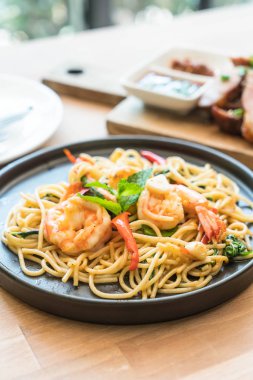 karides tavada kızartılmış acılı spagetti 