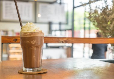 Kremalı çikolatalı milkshake.