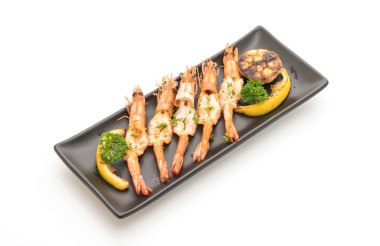 Sarımsaklı ve limonlu kızarmış karides.