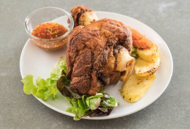 Gevrek domuz knuckle veya Alman domuz Hocks