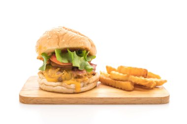 Ev yapımı taze lezzetli hamburger üzerinde beyaz backg izole Close-Up