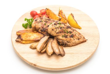 Ahşap tahta üzerinde sebzeli ızgara tavuk biftek 