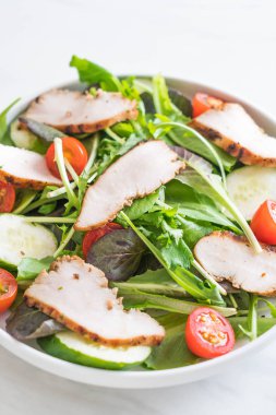 Karışık ızgara tavuk salatası