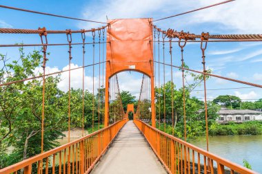 Turuncu köprüden nehre Vang Vieng mağarada Jung, 