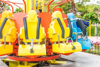 Renkli lunapark treni koltuk eğlence parkı 