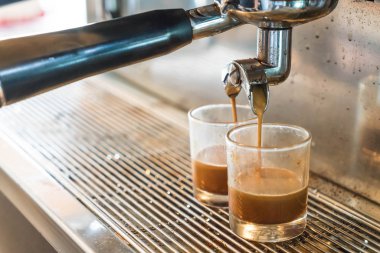 Bir kafede espresso yapan profesyonel kahve makinesi.