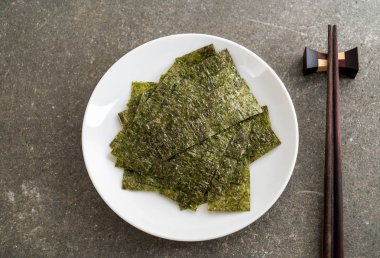 plaka üzerinde kurutulmuş yosun