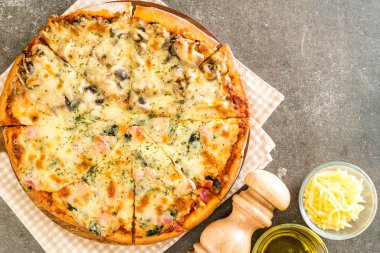  Ispanaklı ve mantarlı pizza