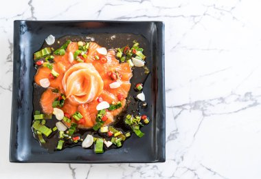 taze somon çiğ baharatlı salata