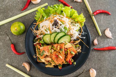 taze somon çiğ baharatlı salata