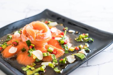 taze somon çiğ baharatlı salata