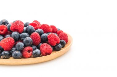 taze yaban mersini ve rasberry beyaz