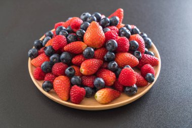 taze yaban mersini, çilek ve rasberry 