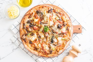 Barbekü domuz eti pizza