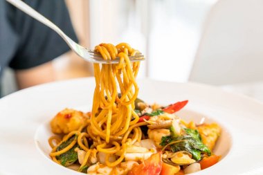 tavada kızartılmış Baharatlı deniz mahsulleri spagetti