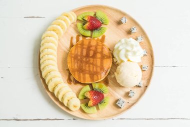 vanilyalı dondurma ve meyve ile gözleme