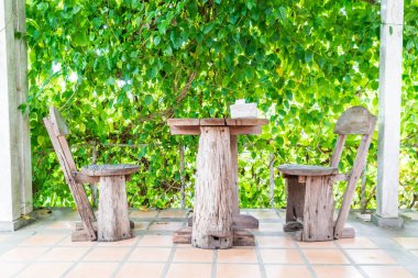 boş veranda sandalye ve masa